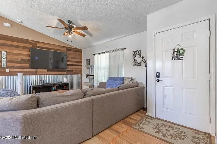 3 bed, 2.0 bath, 1215 sqft, $1,810 — Photo 3