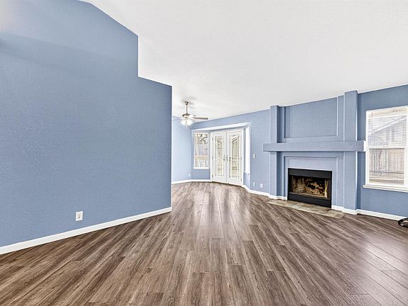 3rd image of 208 Shady Valley Ct