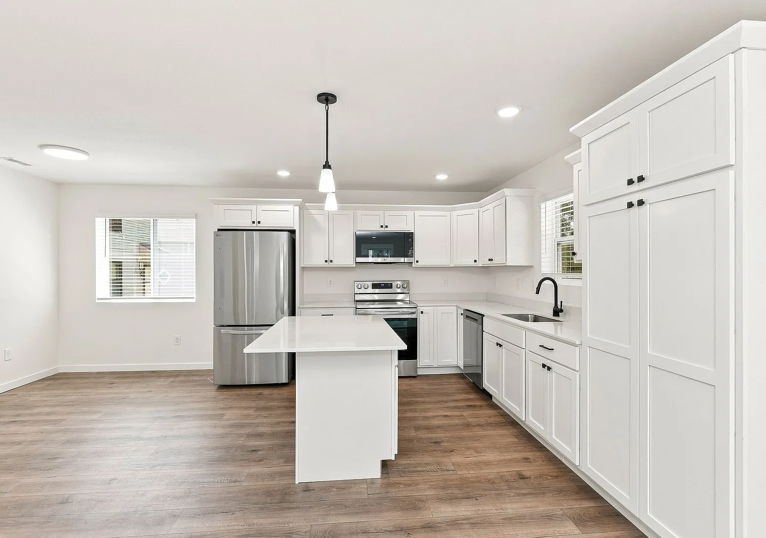 JW1031 — Photo 2