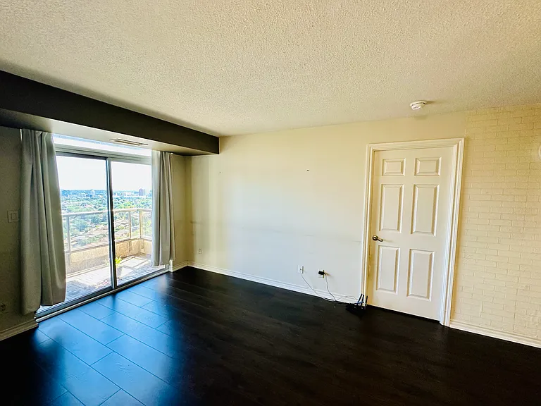 3880 Duke Of York Blvd — Photo 4
