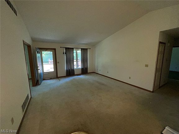 5th image of 154 Bentley Dr #27
