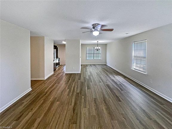 5th image of 301 Bedford Park Dr