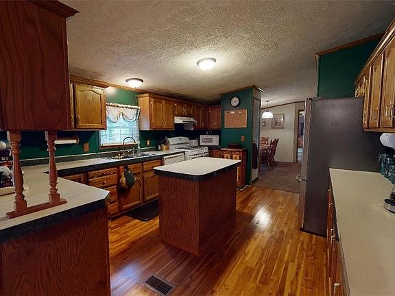 5th image of 42 Sunset Dr