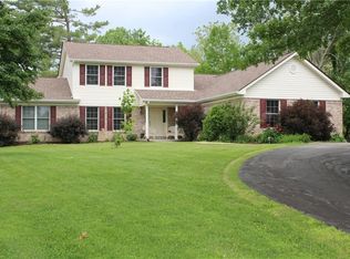 1066 Pine Hill Dr, Columbus, IN 47201