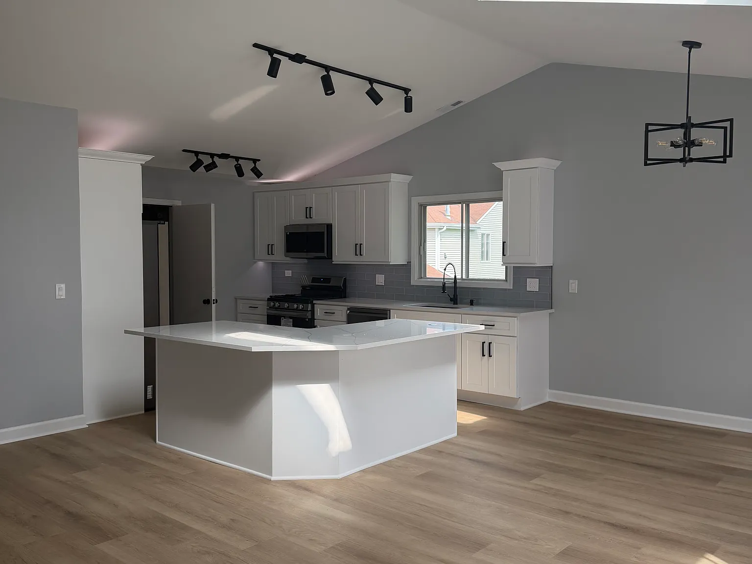 2 bed, 1.5 bath, 1250 sqft, $2,350 — Photo 2