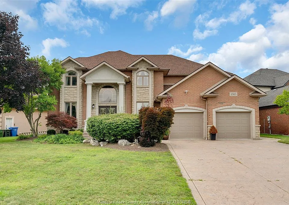 1585 Stoneybrook Cres