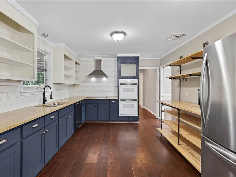 306 Locust Rd — Photo 12