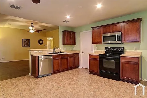 4 bed, 1720 sqft, $2,800 — Photo 3