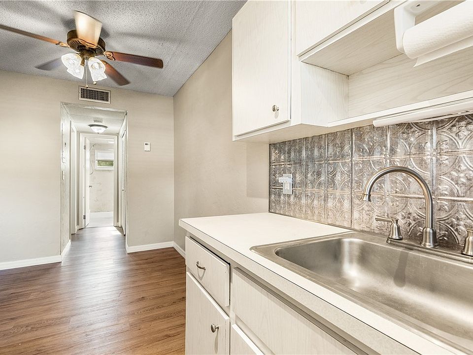 1st image of 923 22nd Pl APT 105