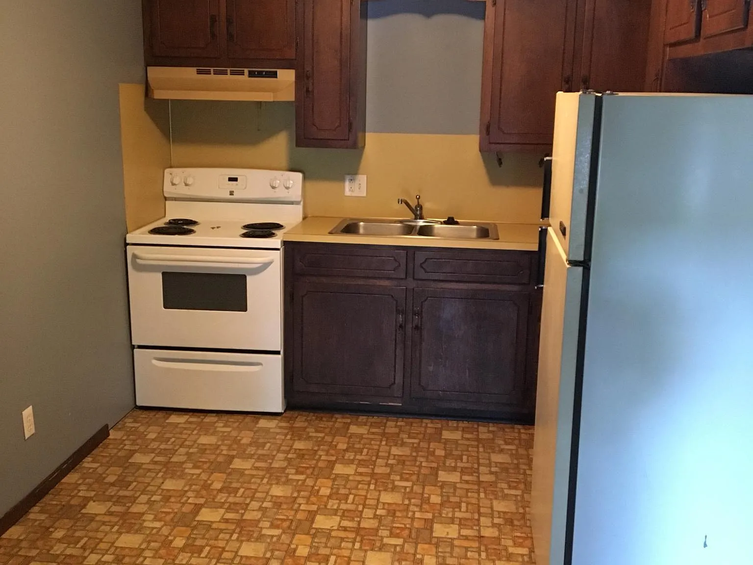 610 Boxwood Dr — Photo 3
