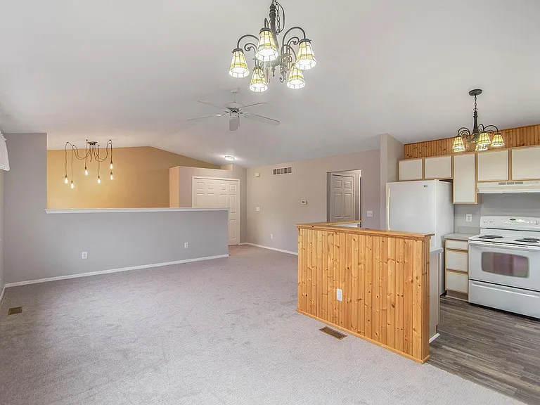 9527 Greenfield Ct — Photo 2