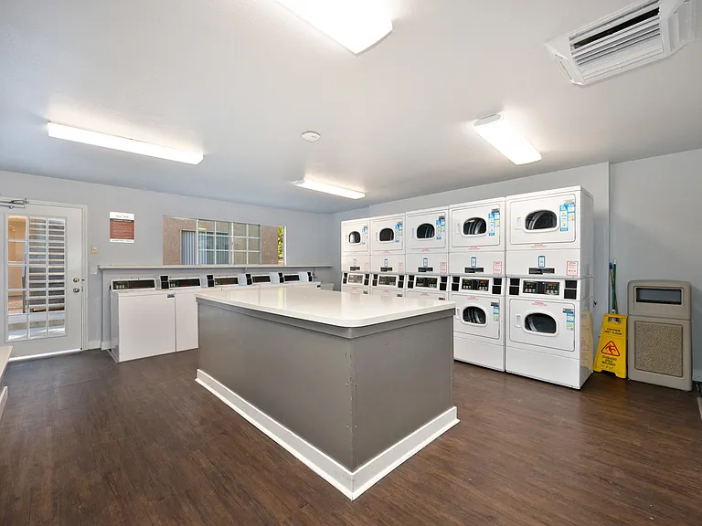 West Park Villas Apartments — Photo 30