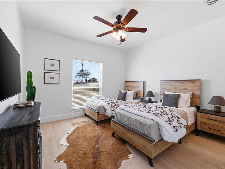 570 S Point Ct — Photo 5
