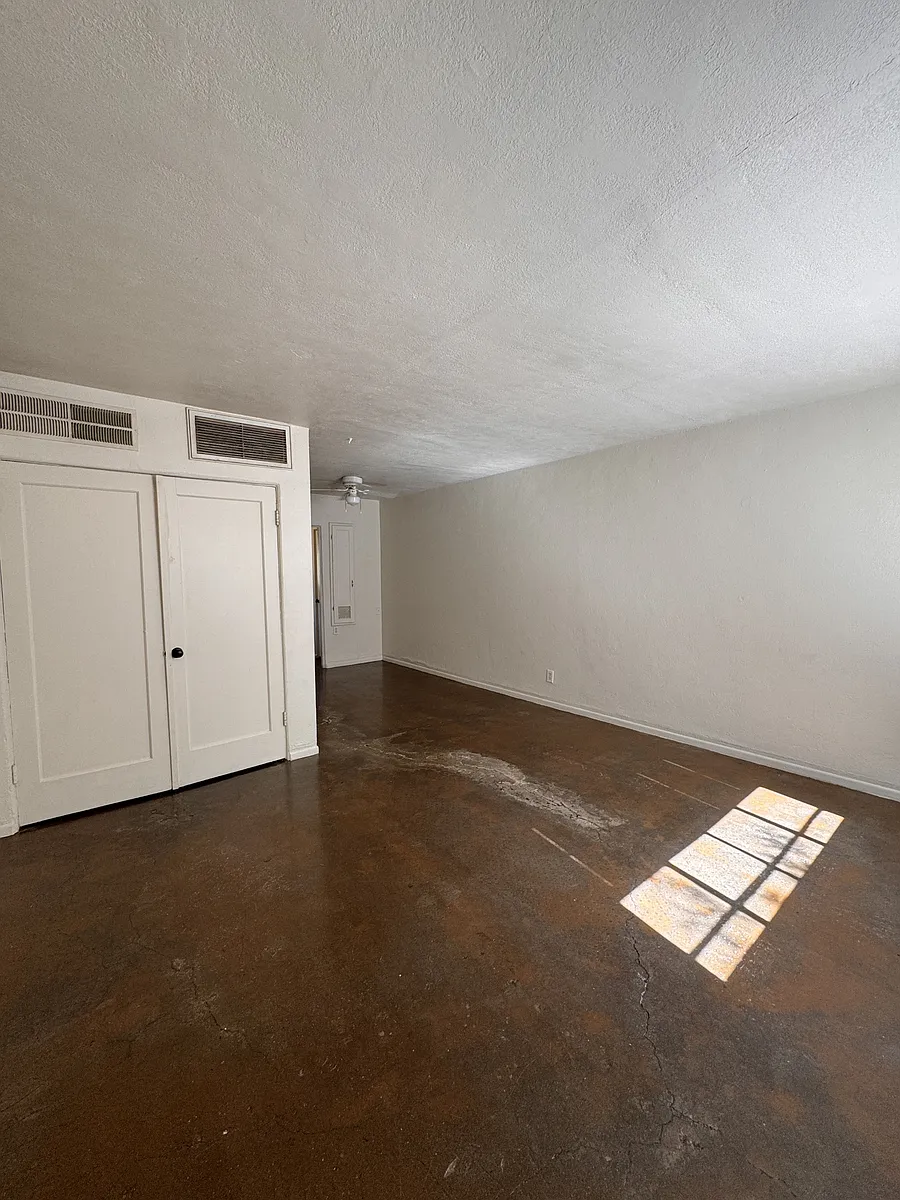 Building Photo - 526 W Roosevelt St #8