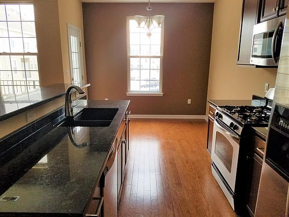 Kitchen and Dining Room Stainless Steel Applicances, Granite Countertops, Double Sink, Upgraded Faucet