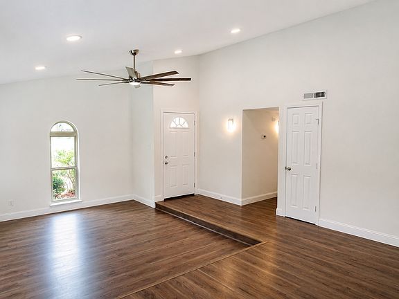 4th image of 610 Apache Dr