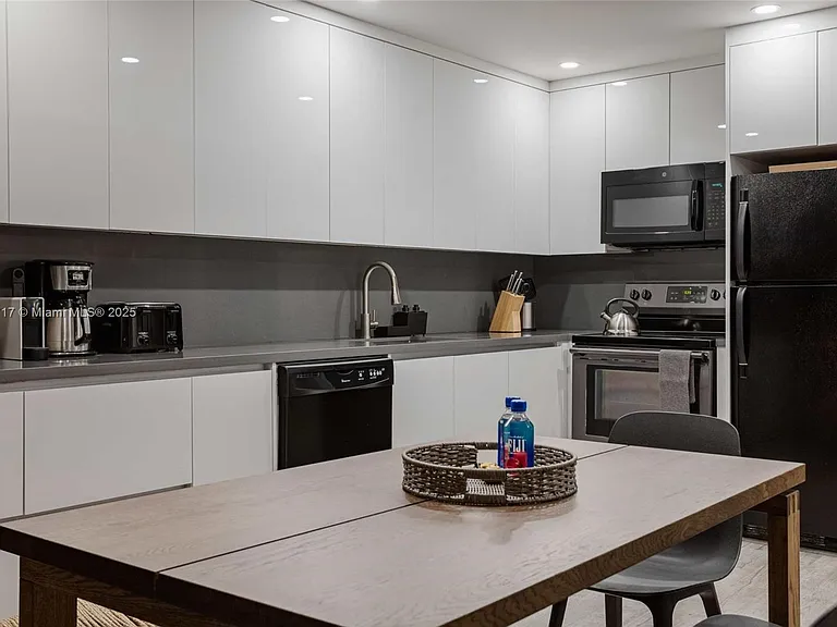 2301 Collins Ave #1127 — Photo 7