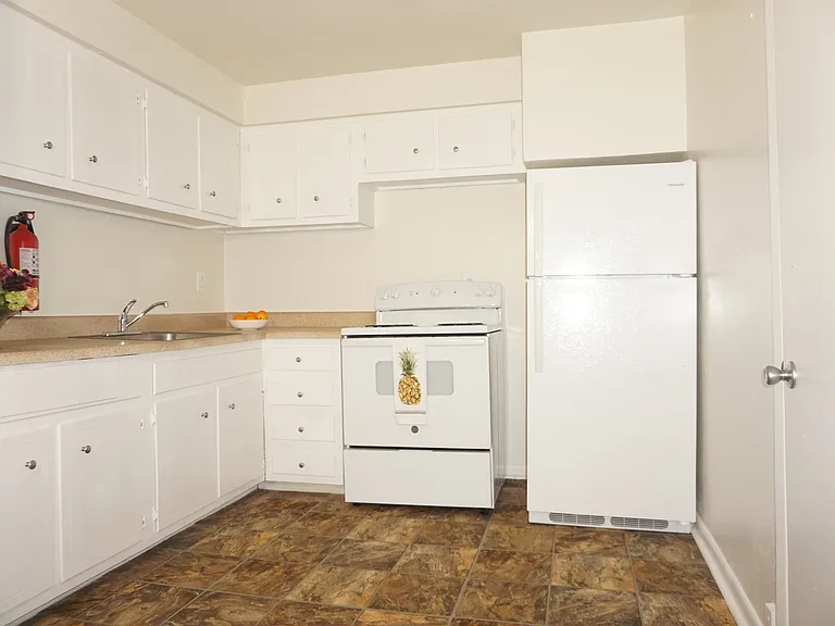 Karen Court Apartments — Photo 11