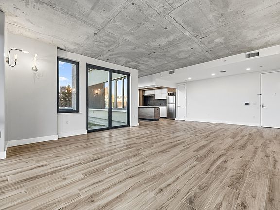 5th image of 3707 Blackstone Ave #700