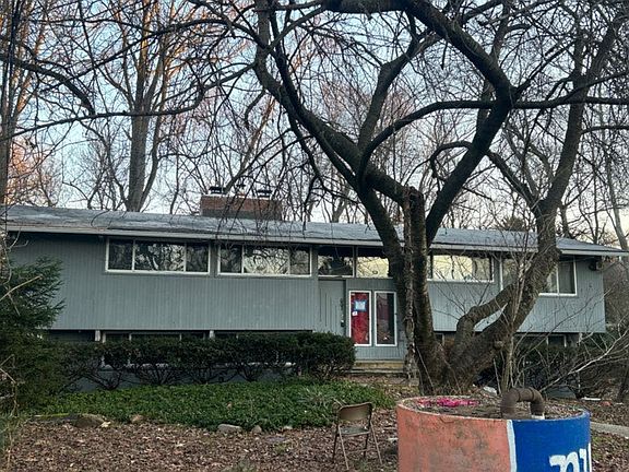 3rd image of 604 Sunset Rd