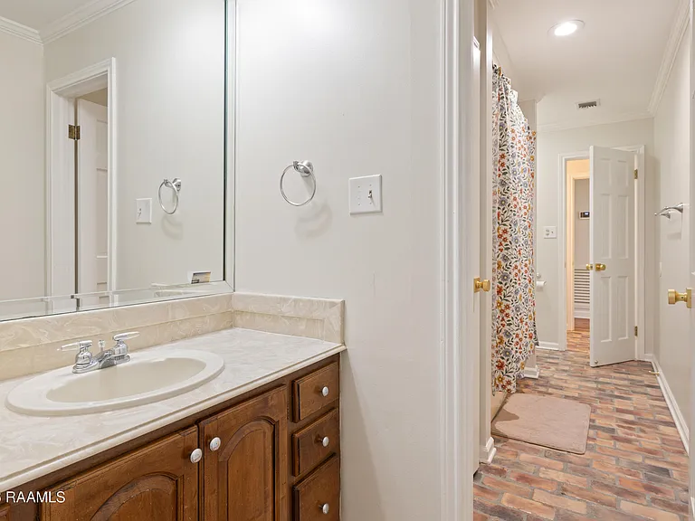 2407 E Broussard Rd — Photo 28