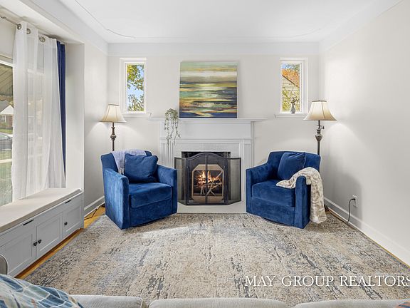 5th image of 921 Eleanor St NE