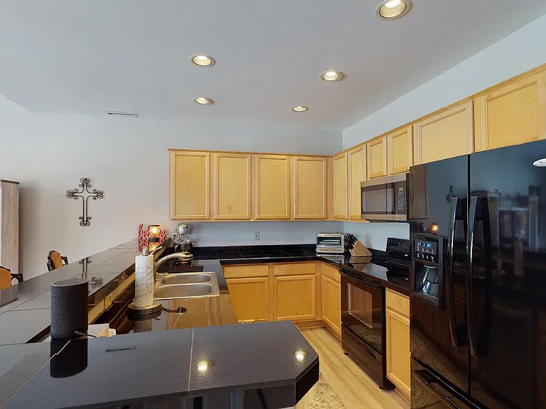 661 Woodbridge Ln — Photo 3