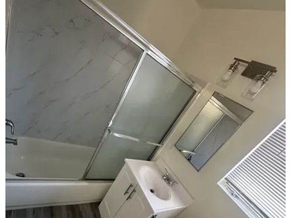 5th image of 13737 Oxnard St #14