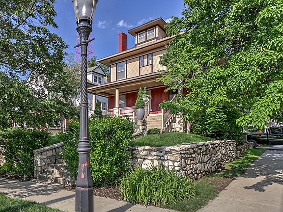 2nd image of 3000 Oak St