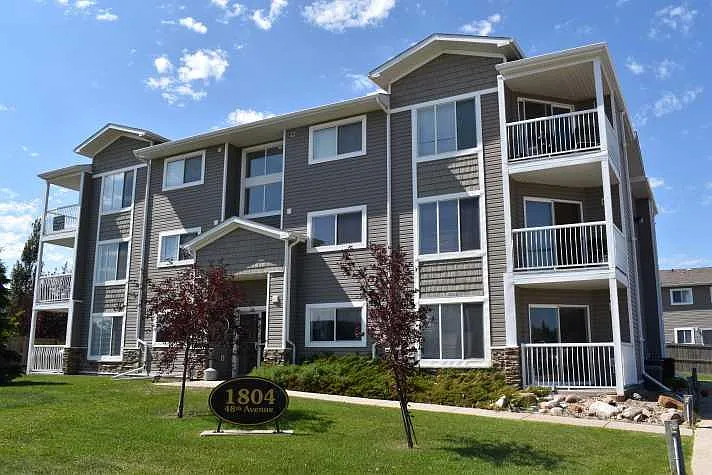 2 bed, 1.0 bath, 805 sqft, $1,300 — Photo 1