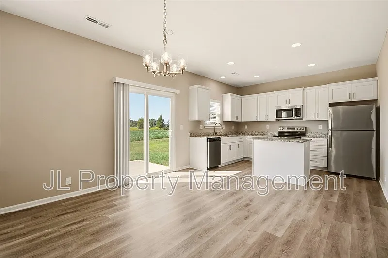 4 bed, 3.0 bath, 2042 sqft, $2,545 — Photo 4