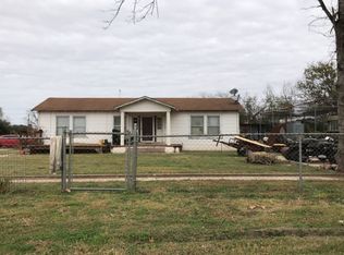 222 W Leona St, Dilley, TX 78017