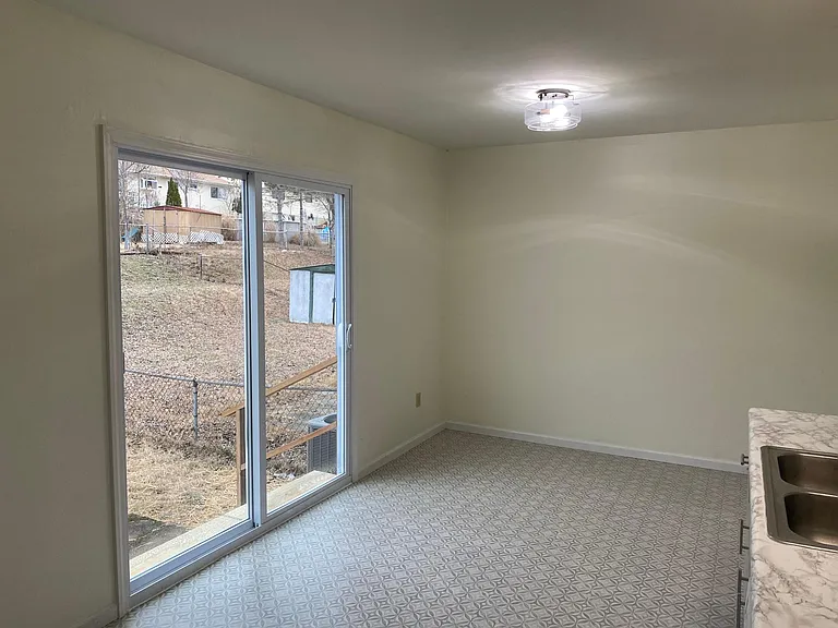 3030 Lyme St — Photo 5