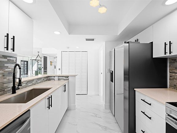 5th image of 800 Parkview Dr APT 718