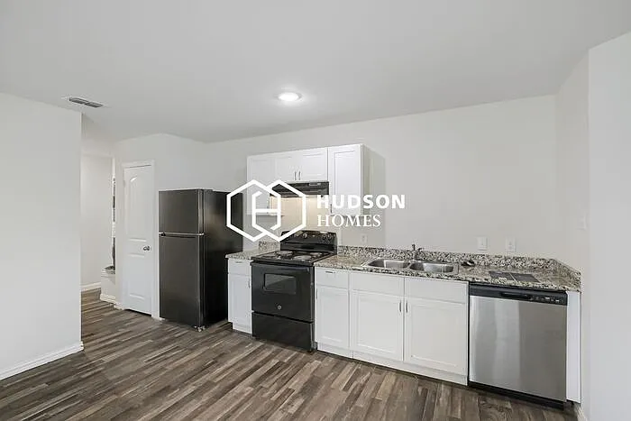 102 W Pliler St #100 — Photo 6