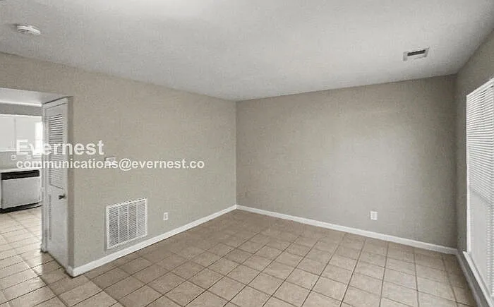 2463 Hampstead Dr — Photo 6