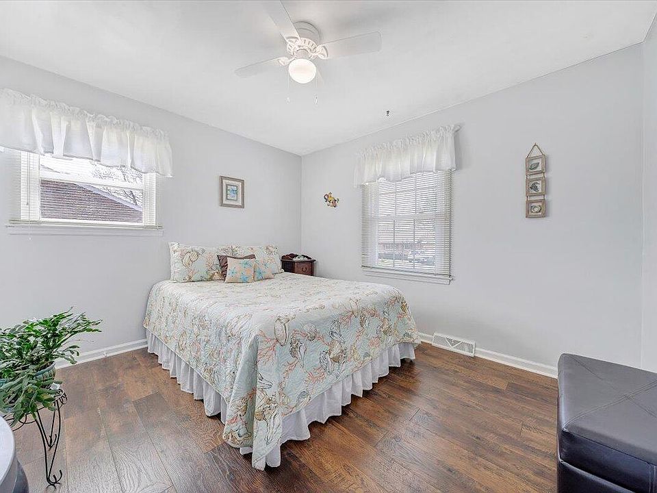 1st image of 4755 Golfview Dr NE