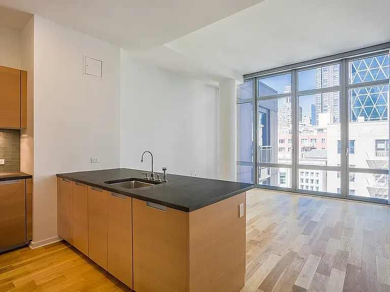 310 W 52nd St #6H — Photo 4