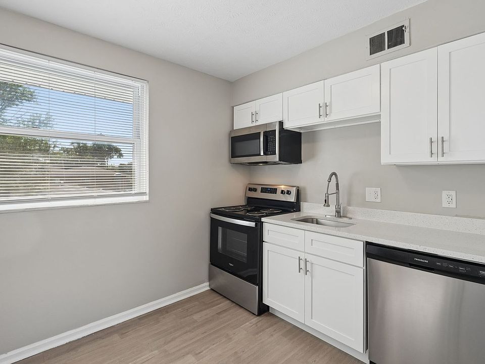 1st image of 815 Riverview Dr #G
