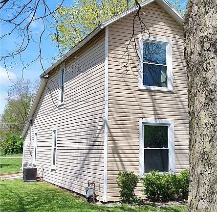 3rd image of 588 Glady Ave