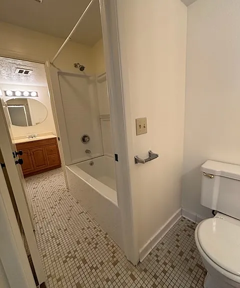 1316-1325 Southwestern Dr — Photo 11