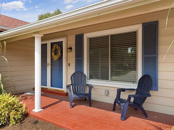 3rd image of 2555 Greenbriar Dr