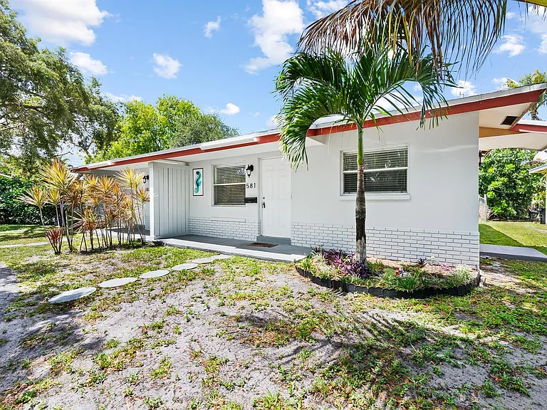 581 NW 17th Pl — Photo 3