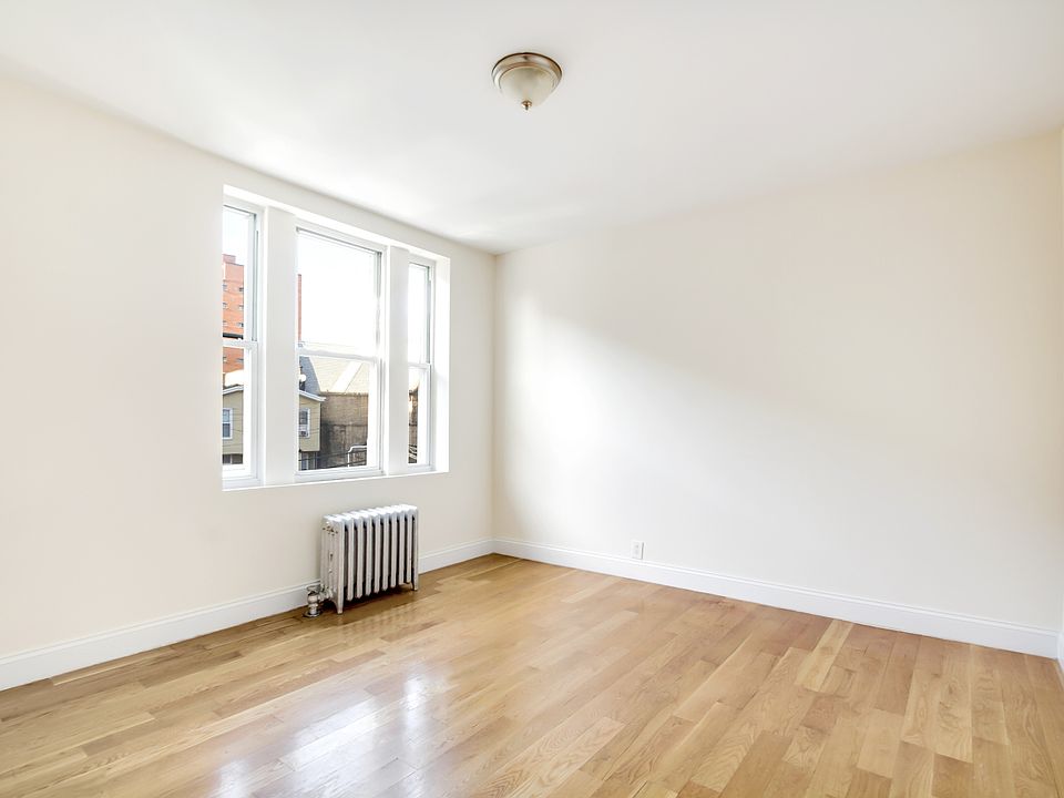 2nd image of 3049 Crescent St APT H2c6