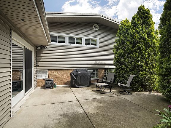 3rd image of 1095 Linda Ln
