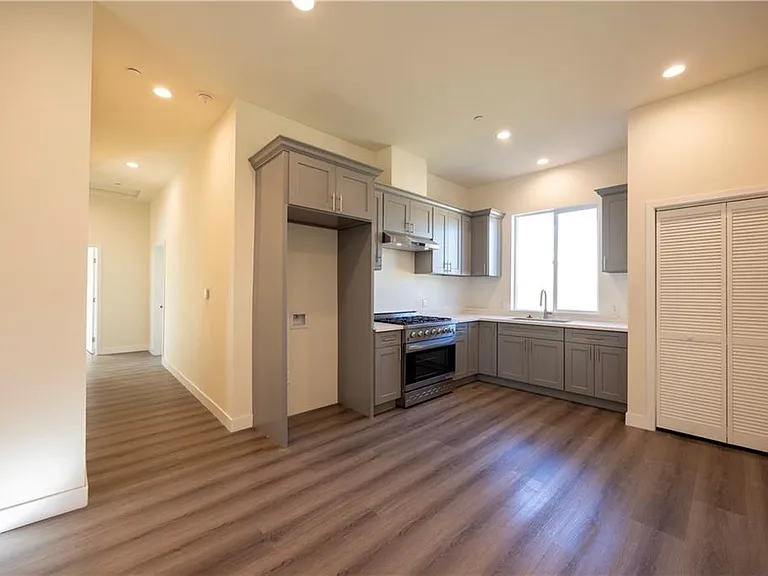 2558 S 10th Ave — Photo 2
