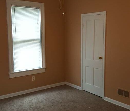 4th image of 402 W Warren St