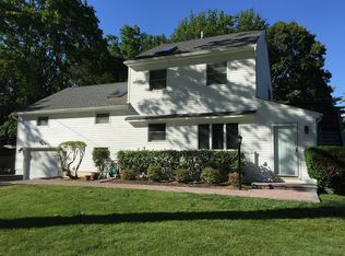 17 Nursery Rd, Melville, NY 11747