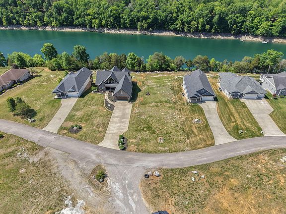 4th image of 10 W Canterbury Dr