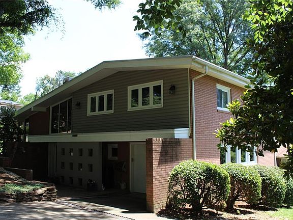 4th image of 812 Hawthorne Dr NE